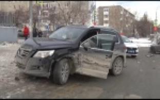 На перекресте у ТЦ "Марс" столкнулись три автомобиля