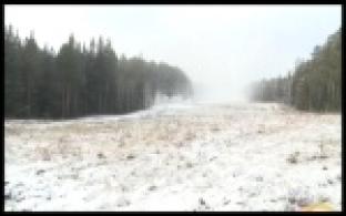 На горнолыжной трассе готовят искусственный снежный покров