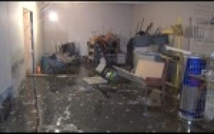 Из-за коммунальной аварии затопило подвал дома и кафе