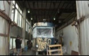 Первоуральский художник-каллиграфист расписал трамвай