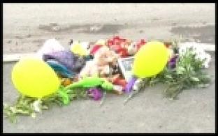 Первоуральцы несут цветы, игрушки и сладости к месту трагедии с ребенком