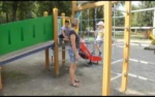 На детские площадки Магнитки привезли песок