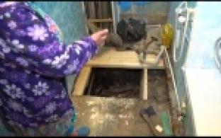В аварийном доме на Магнитке провалился пол