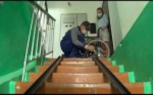 Для жительницы Новоуткинска установили пандус в подъезде