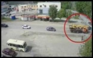 Грузовик сбил женщину на пешеходном переходе