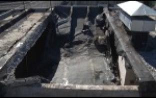 В пятиэтажке обрушилась часть крыши - жители боятся оставаться дома