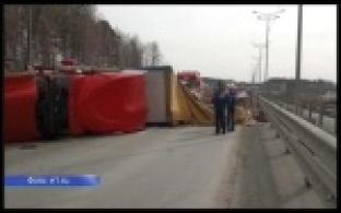 На трассе Пермь-Екатеринбург опрокинулась фура с картоном