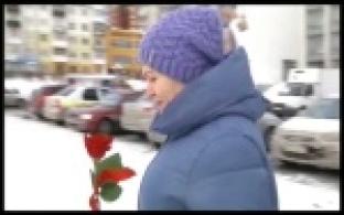Жительницам Первоуральска дарили алые розы