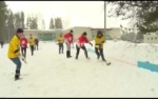 Металлурги сыграли в хоккей в валенках
