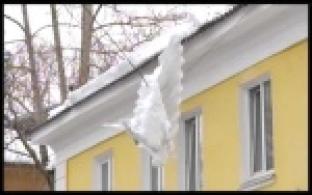 Снежная глыба на улице Медиков