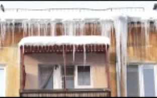 На борьбу с сосульками вышли первоуральские коммунальщики