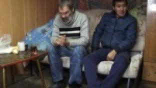 Пытается устроить судьбу бомжа