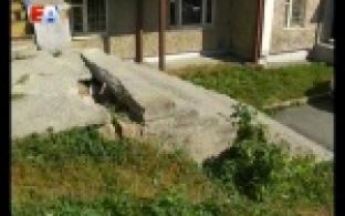 Жители улицы Чекистов боятся сломать ноги на разрушенном лестничном марше