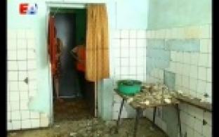 Большой кусок штукатурки едва не упал на 13-летнюю девочку