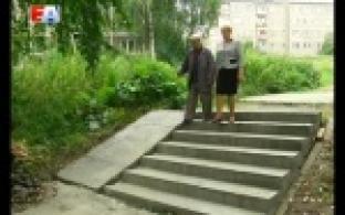В Первоуральске продолжают ремонт лестниц