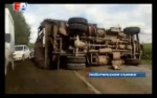 Под Первоуральском перевернулся грузовик с силосом