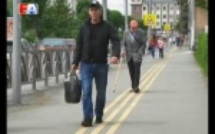 По центральным улицам Первоуральска уверенной походкой