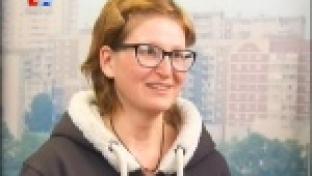 Вкусные призы за самые интересные новости вручают сотрудники телеканала "Евразия"