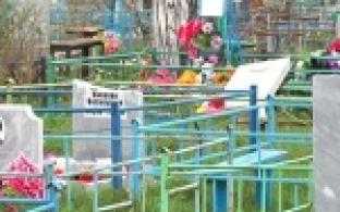 С субботы на воскресенье на билимбаевском кладбище неизвестные надругались над могилами Злоумышленники разбили и повалили более ста памятников