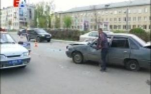 Иномарка совершила сальто в воздухе в результате ДТП, которое случилось в центре Первоуральска