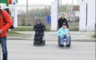 В инвалидных креслах -  в рейд по улицам города