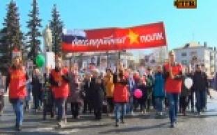 Голубое небо, флаги и шары