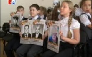 Почти восемьдесят транспорантов и уникальные архивные документы сегодня вручили первоуральским школьникам
