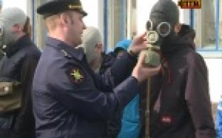 Будущих белых металлургов учат ходить строем и надевать защитные костюмы