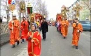 Четыре сотни первоуральцев прошли Крестным ходом от Петропавловского храма до церкви святой Екатерины