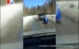 Бабушка "с экстримом" покатала внука на снегокате