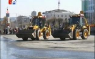На главной площади города станцевали экскаваторы