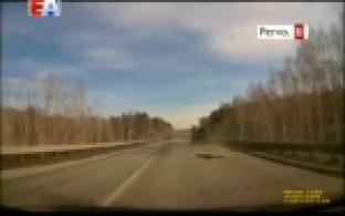 Недалеко от Первоуральска на ходу развалился грузовик - у него отпала часть кузова