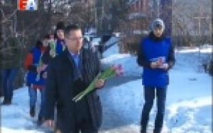 Несколько сотен тюльпанов подарили жительницам Первоуральска депутаты городской Думы и активисты "Молодой гвардии"