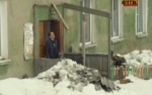 От козырька подъезда остались лишь обломки