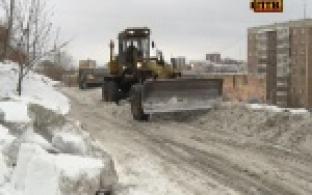 Коммунальщики накануне утром приступили к очистке дороги на Бульваре Юности