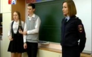 Чтобы сотрудникам ДПС приходилось реже штрафовать пешеходов и выезжать на ДТП с их участием, инспекторы ГИБДД проводят профилактические беседы о безопасности дорожного движения с учащимися начальных классов