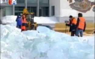 На центральной площади Первоуральска приступили к демонтажу новогоднего городка