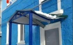 Специалисты управляющих компаний взялись за очистку крыш от снега