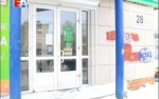 Разбитые стекла и следы крови обнаружили сегодня продавцы магазина канцтоваров, придя на работу
