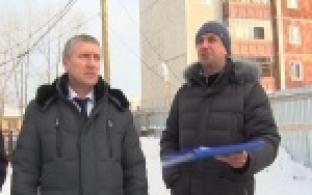 Чиновники и депутаты проверили важную стройплощадку