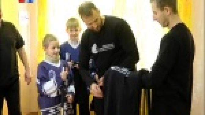Юным хоккеистам, воспитанникам дворового клуба "Алые паруса" подарили восемь новых клюшек