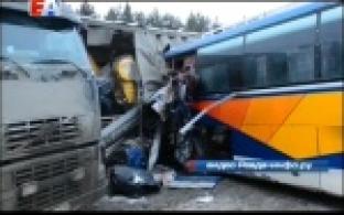 На трассе Пермь-Екатеринбург столкнулись автобус, два грузовика и легковушка