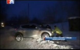Сотрудники ГИБДД помогли автоледи, когда её машина застряла на парковке