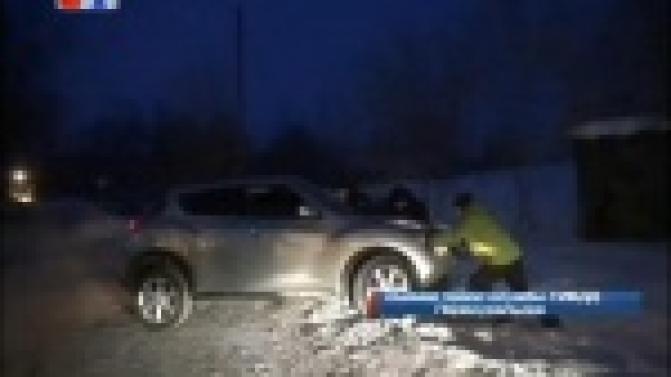 Сотрудники ГИБДД помогли автоледи, когда её машина застряла на парковке