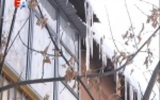 Специалисты управления ЖКХ берут под свой контроль качество уборки ледяных глыб с крыш домов