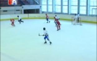 В Ледовом дворце спорта организовали встречу команд трубопрокатного цеха ПНТЗ и Первоуральского металлургического колледжа