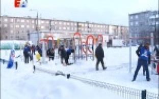 Первоуральские единороссы привели в порядок детскую площадку по улице Комсомольская