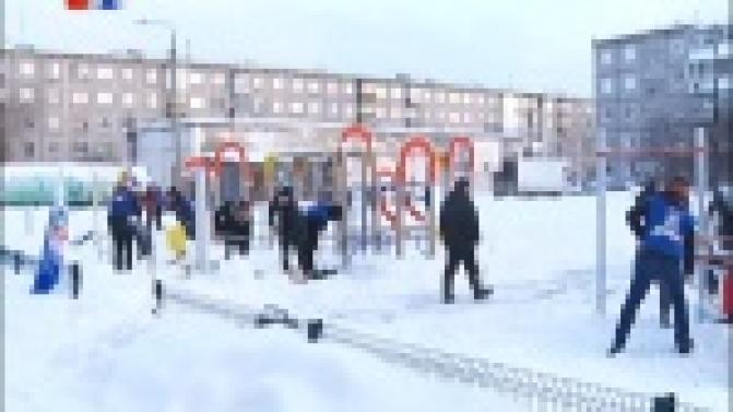 Первоуральские единороссы привели в порядок детскую площадку по улице Комсомольская