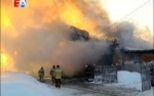 Рано утром загорелся гараж в частном доме
