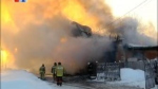 Рано утром загорелся гараж в частном доме